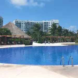 Beachfront , Cancún México